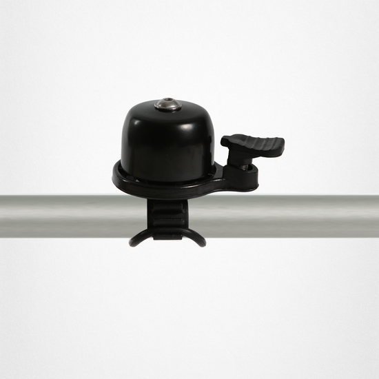 Schwarze Fahrradklingel am Lenker montiert für die rechte Hand.