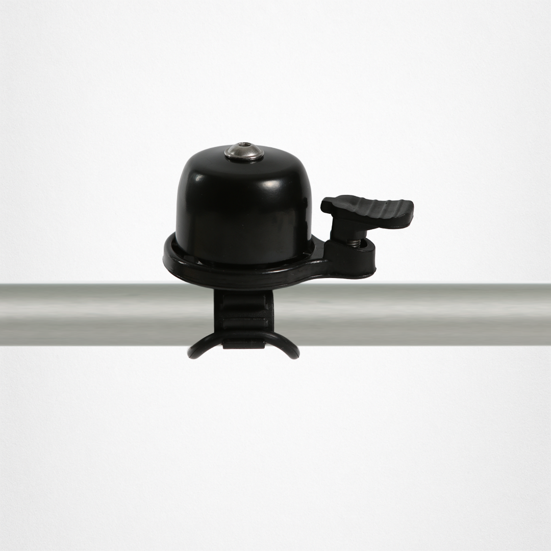 Schwarze Fahrradklingel am Lenker montiert für die rechte Hand.