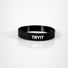 Schwarzes Silikonarmband mit weißem „TRYIT“-Schriftzug.