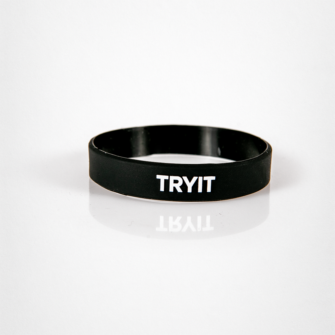 Schwarzes Silikonarmband mit weißem „TRYIT“-Schriftzug.