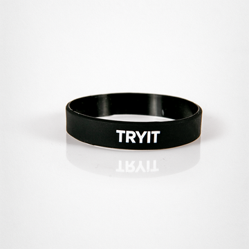 Schwarzes Silikonarmband mit weißem „TRYIT“-Schriftzug.