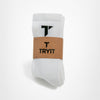 Weiße Sportsocken von TRYIT mit brauner Banderole, auf der das schwarze "T" Logo und "TRYIT" steht.