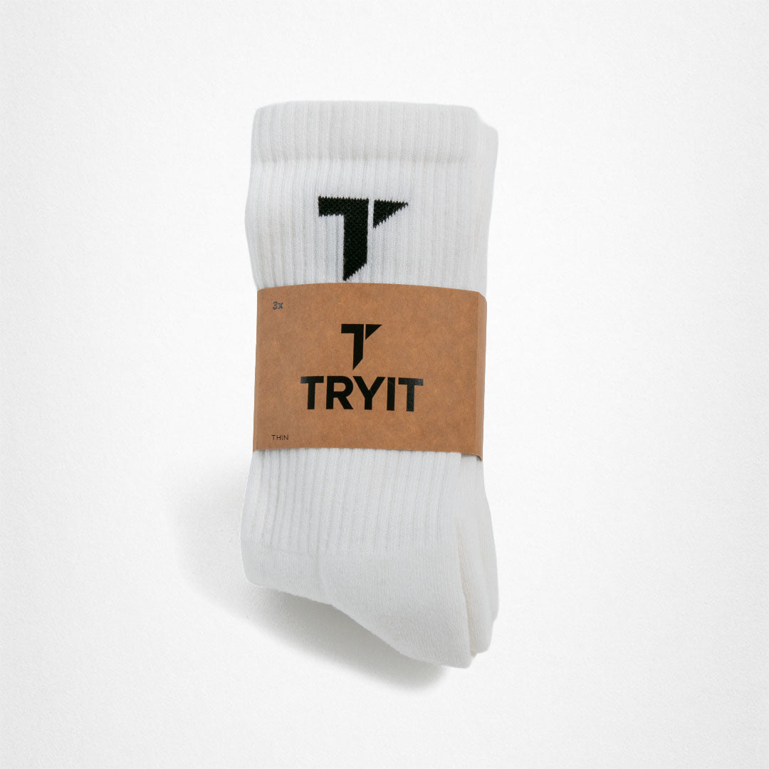 Weiße Sportsocken von TRYIT mit brauner Banderole, auf der das schwarze "T" Logo und "TRYIT" steht.
