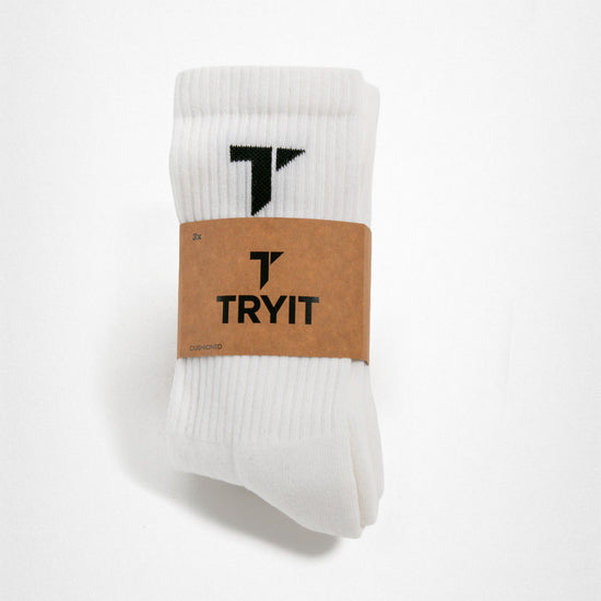 Weiße Sportsocken gepolstert von TRYIT mit brauner Banderole, auf der das schwarze "T" Logo und "TRYIT" steht.