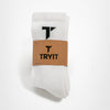 Weiße Sportsocken gepolstert von TRYIT mit brauner Banderole, auf der das schwarze "T" Logo und "TRYIT" steht.
