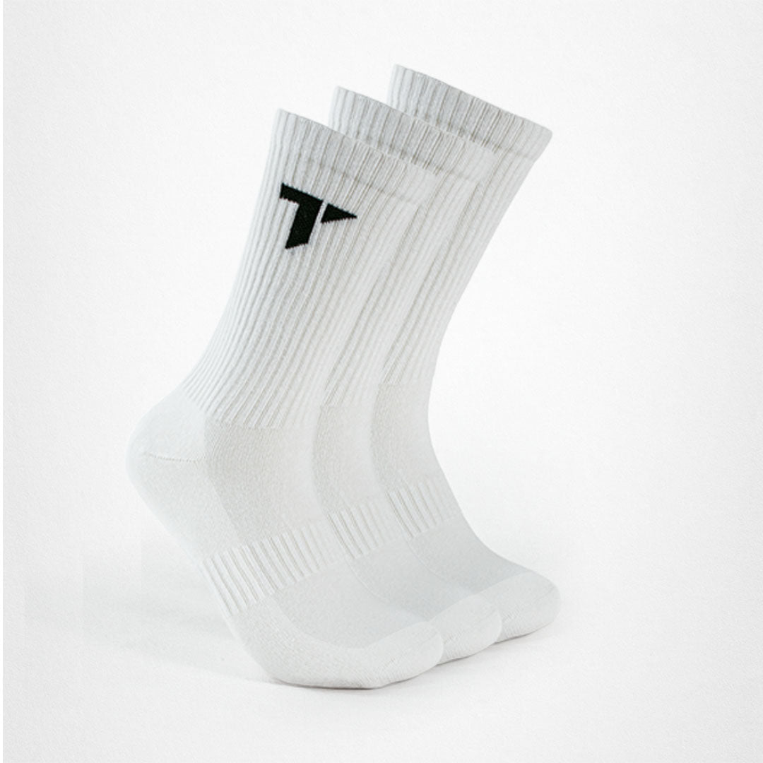 Drei Paar weiße Sportsocken gepolstert von der Marke TRYIT mit schwarzem "T"-Logo auf dem Sportsocken.