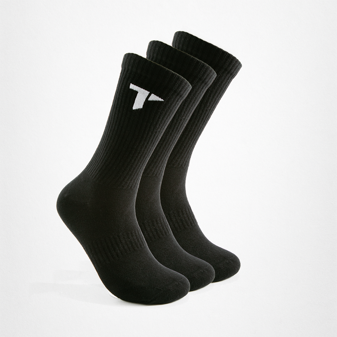 Drei schwarze TRYIT Sportsocken mit weißem Markenlogo "T" auf weißen Hintergrund.