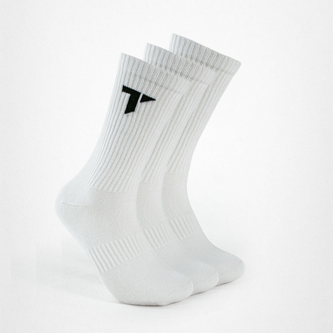 Drei weiße Sportsocken mit schwarzem "T"-Logo von TRYIT auf der Außenseite des Knöchels.