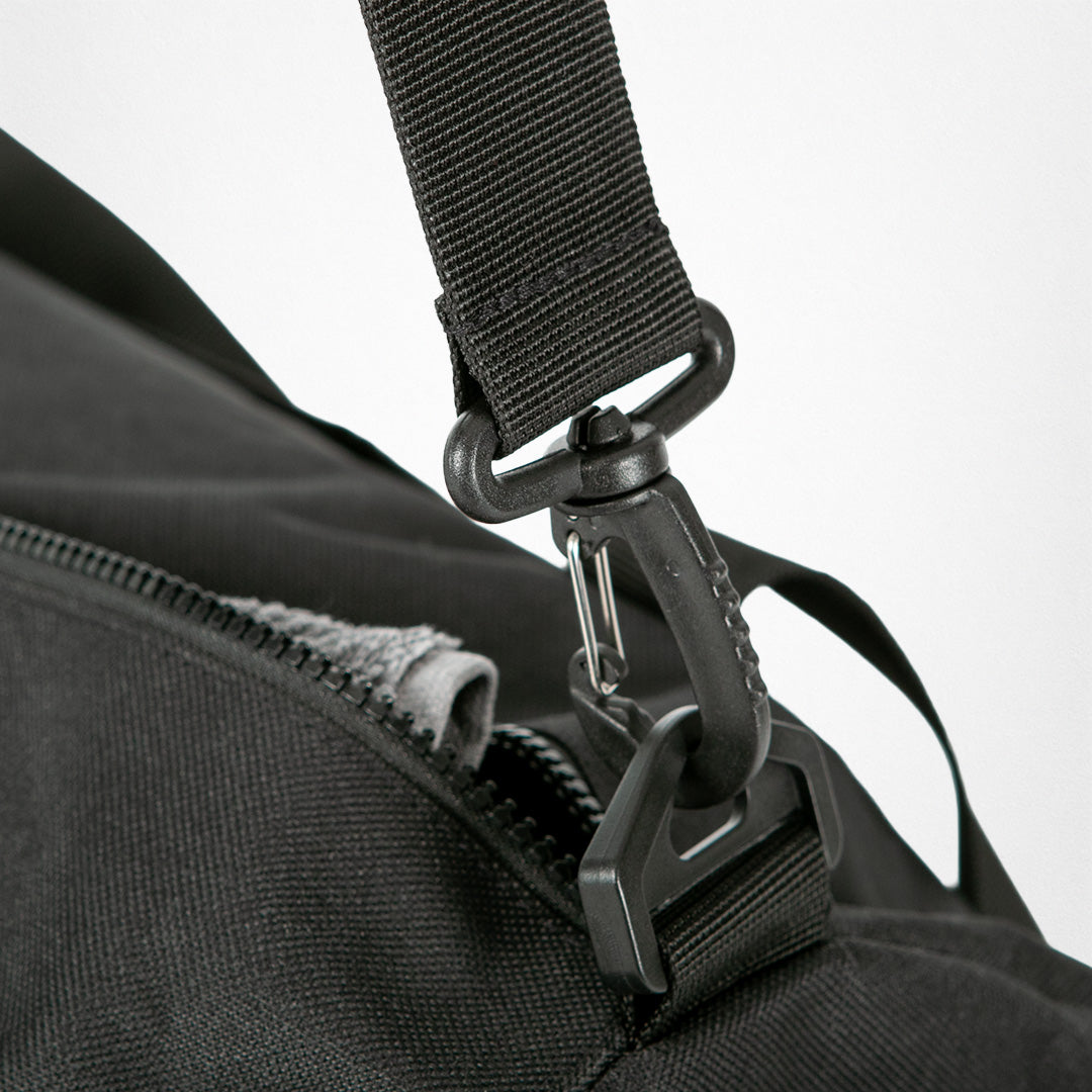 Schwarze Sport-Tragetasche von TRYIT mit Reißverschluss und abnehmbarem Schultergurt mit Karabinerhaken.