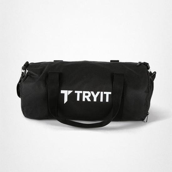 Schwarze Sporttasche mit weißem "TRYIT"-Logo in der Mitte auf der Tasche.