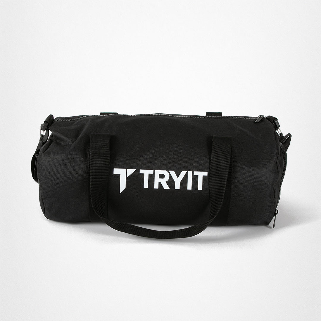 Schwarze Sporttasche mit weißem "TRYIT"-Logo in der Mitte auf der Tasche.