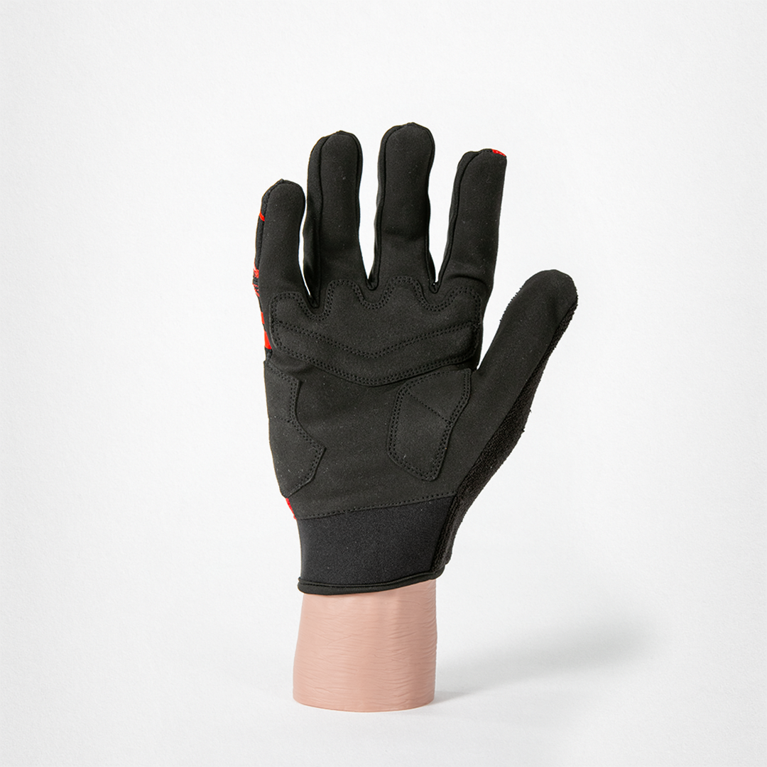 Schwarzer Fahrrad-Handschuh mit roten Akzenten. Es ist Hand inne Fläche zu sehen.