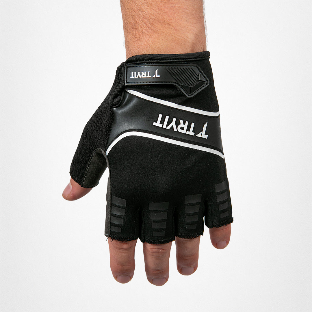 Ein linker schwarzer TRYIT-Fahhradhandschuh mit offenen Fingern und weißer Schrift, getragen auf einer Hand.
