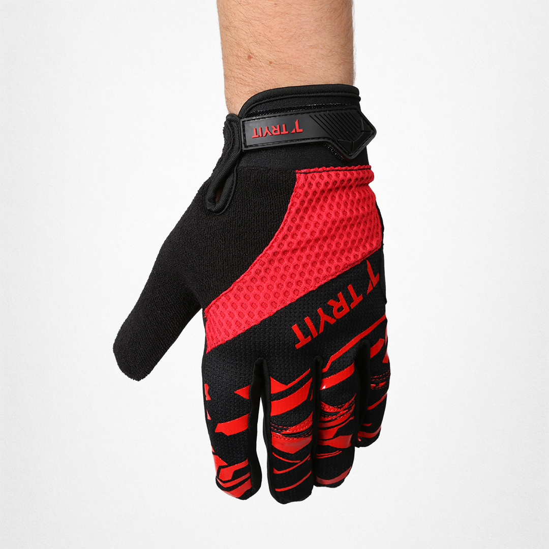 Hand trägt einen schwarzen und roten Fahrradhandschuh mit dem roten „TRYIT“-Logo auf dem Handrücken und auf dem Verschluss.