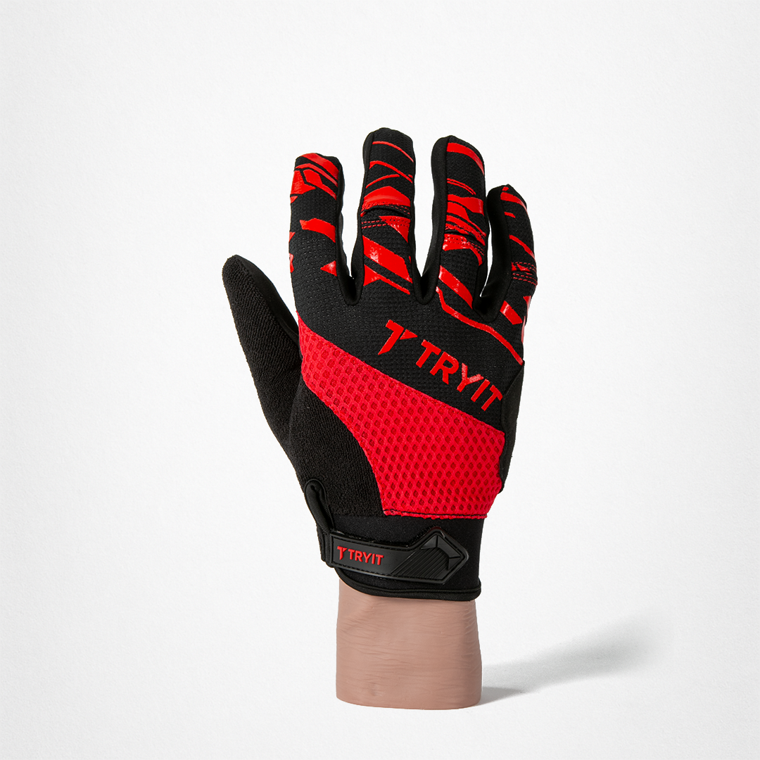 Schwarzer und roter Sporthandschuh mit "TRYIT"-Logo auf dem Handrücken und Verschluss, auf einem Handmodell.